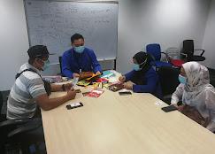 HAIN Packaging client consultation session discussing custom packaging samples