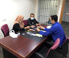 HAIN Packaging team reviewing packaging samples during consultation